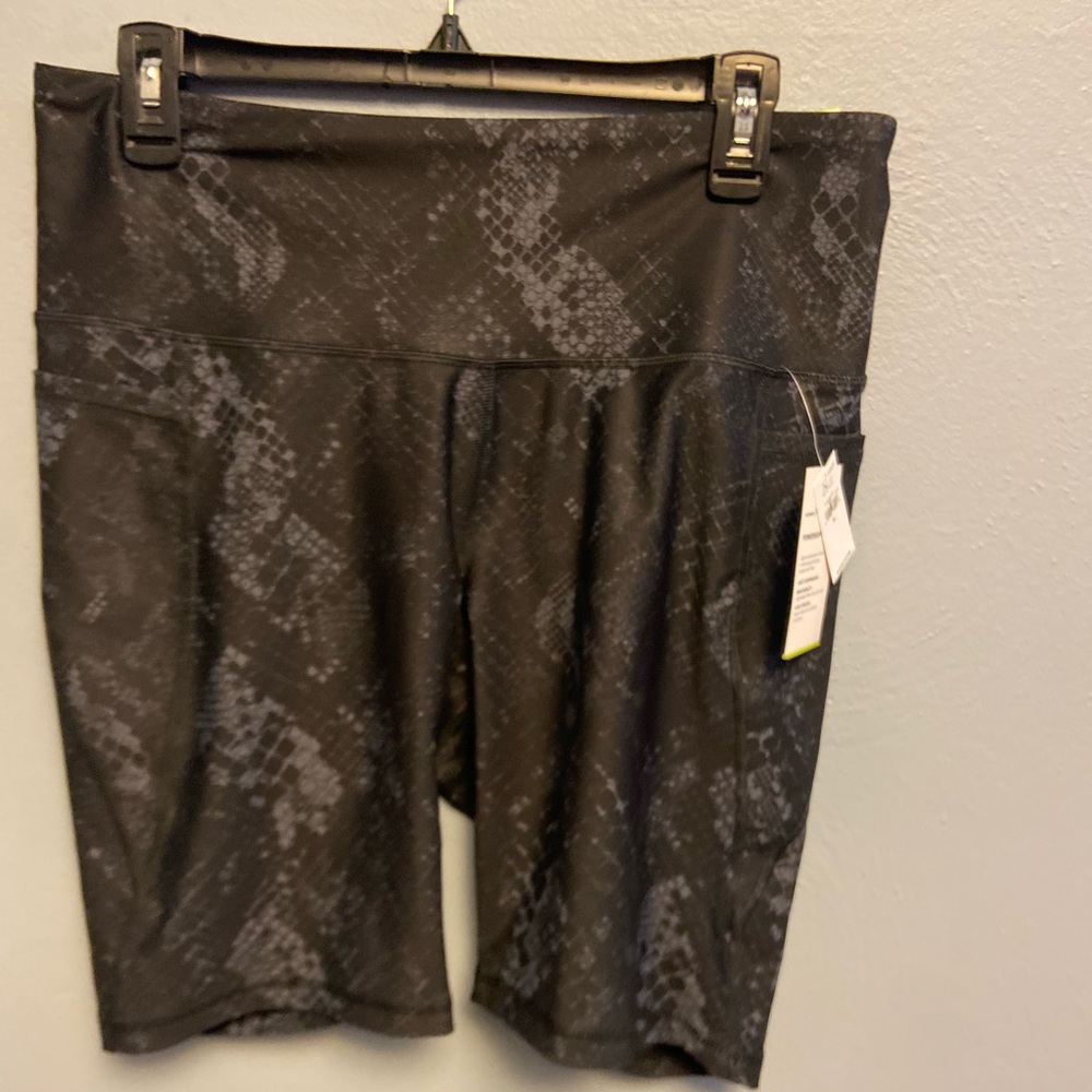 Old navy active biker shorts with pockets size xl